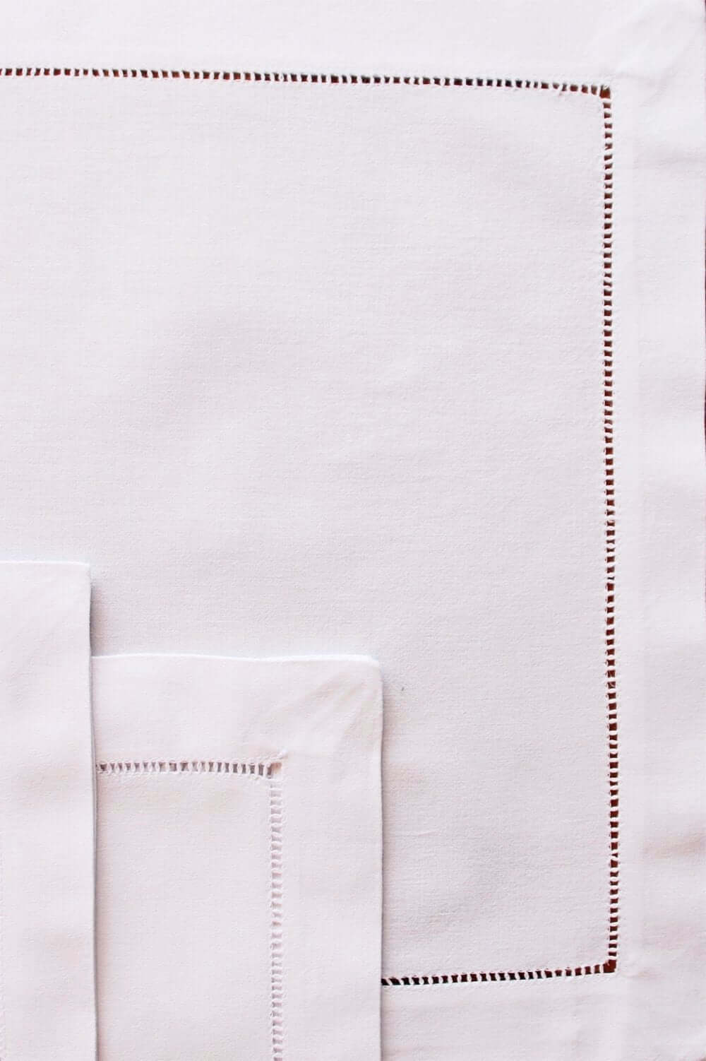 Tischset Toscana aus weißer Baumwolle mit handgesticktem Hohlsaum