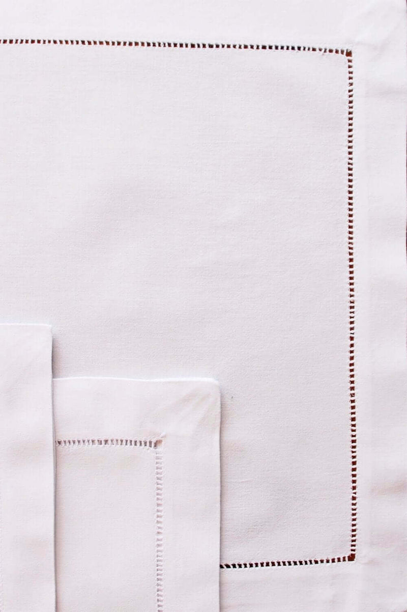 Tischset Toscana aus weißer Baumwolle mit handgesticktem Hohlsaum