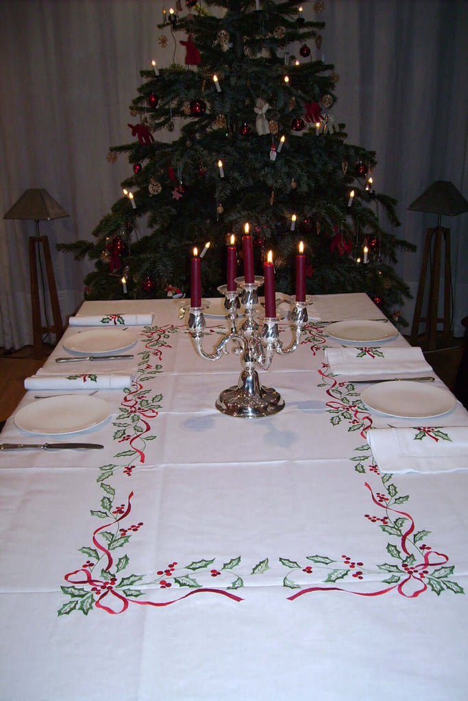 Weihnachtstischdecke aus weißem Halbleinen mit handgestickten Ilex Motiven und handgesticktem Hohlsaum Abschluss 