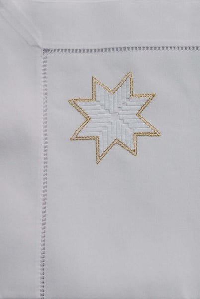 Weihnachtsserviette aus Baumwolle mit handgesticktem Stern mit goldener Umrandung und Hohlsaum